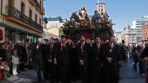 La Procesión de las Palmas inaugura la Semana Santa en una mañana cargada de devoción. Fotos: Peio García