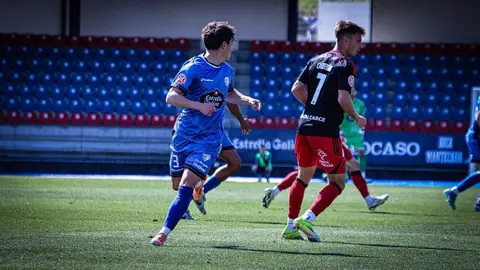 Intenso encuentro el disputado por la Ponferradina ante el Ourense en el que ambos equipos han ofrecido un enorme desgaste sobre el terreno de juego.