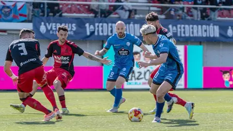 Intenso encuentro el disputado por la Ponferradina ante el Ourense en el que ambos equipos han ofrecido un enorme desgaste sobre el terreno de juego.