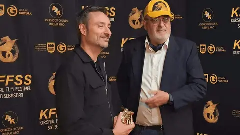 El cineasta Luis Ángel Mendaña recibe el premio al mejor cortometraje infantil en el I Kursaal AI Film Festival de San Sebastián con su corto ‘Hanguk Sukje’ (‘Mis deberes sobre Corea’).