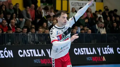 El Abanca Ademar León firmó un triunfo de peso en su visita a la cancha del Viveros Herol BM Nava (28-31), en un duelo donde los leoneses marcaron el ritmo desde los primeros compases.