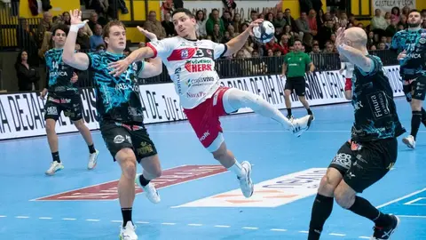 El Abanca Ademar León firmó un triunfo de peso en su visita a la cancha del Viveros Herol BM Nava (28-31), en un duelo donde los leoneses marcaron el ritmo desde los primeros compases.