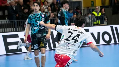 El Abanca Ademar León firmó un triunfo de peso en su visita a la cancha del Viveros Herol BM Nava (28-31), en un duelo donde los leoneses marcaron el ritmo desde los primeros compases.