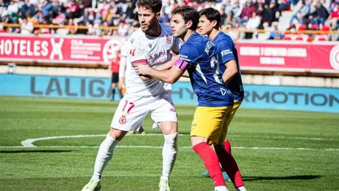 Todos los males que acumula la Cultural, todos sin excepción, florecieron en el Reino de León este domingo. El equipo de De la Barrera cae con estrépito.