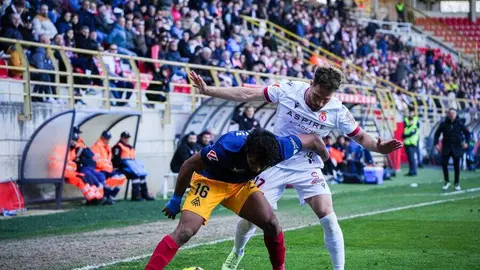 Todos los males que acumula la Cultural, todos sin excepción, florecieron en el Reino de León este domingo. El equipo de De la Barrera cae con estrépito.