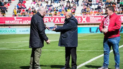 Todos los males que acumula la Cultural, todos sin excepción, florecieron en el Reino de León este domingo. El equipo de De la Barrera cae con estrépito.