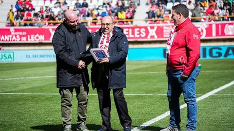 Todos los males que acumula la Cultural, todos sin excepción, florecieron en el Reino de León este domingo. El equipo de De la Barrera cae con estrépito.