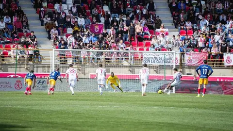 Todos los males que acumula la Cultural, todos sin excepción, florecieron en el Reino de León este domingo. El equipo de De la Barrera cae con estrépito.