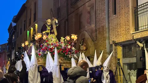 El Dainos provocó admiración en medio de la devoción de los leoneses. 
Fotos: S. García