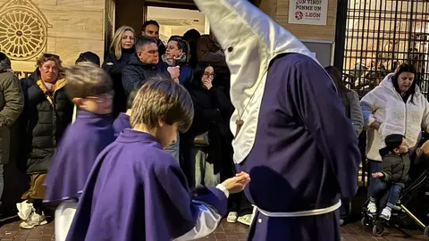 El Dainos provocó admiración en medio de la devoción de los leoneses. 
Fotos: S. García