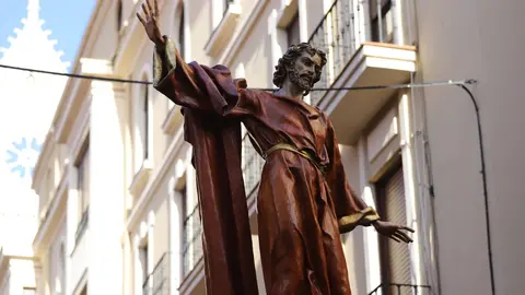 Miles de leoneses acompañan al Cristo del Gran Poder en una tarde de fervor. Fotos: Isaac Llamazares.