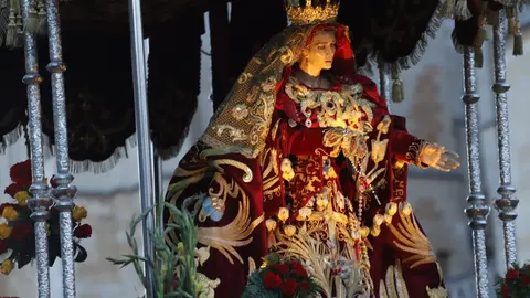 Miles de leoneses acompañan al Cristo del Gran Poder en una tarde de fervor. Fotos: Isaac Llamazares.