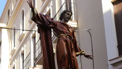 Miles de leoneses acompañan al Cristo del Gran Poder en una tarde de fervor. Fotos: Isaac Llamazares.