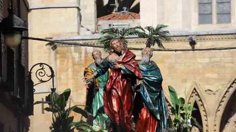 Miles de leoneses acompañan al Cristo del Gran Poder en una tarde de fervor. Fotos: Isaac Llamazares.