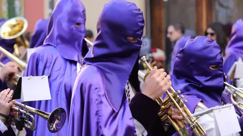 Miles de leoneses acompañan al Cristo del Gran Poder en una tarde de fervor. Fotos: Isaac Llamazares.