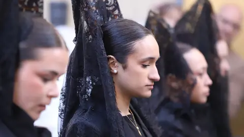 Miles de leoneses acompañan al Cristo del Gran Poder en una tarde de fervor. Fotos: Isaac Llamazares.