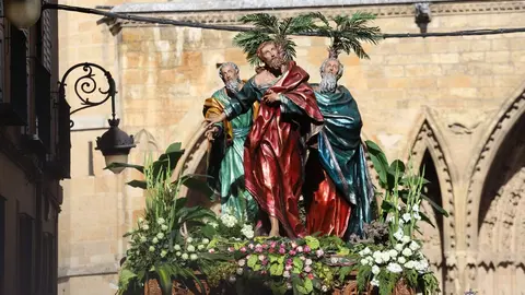 Miles de leoneses acompañan al Cristo del Gran Poder en una tarde de fervor. Fotos: Isaac Llamazares.