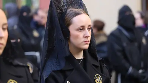 Miles de leoneses acompañan al Cristo del Gran Poder en una tarde de fervor. Fotos: Isaac Llamazares.