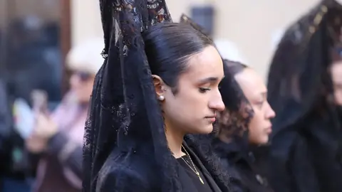 Miles de leoneses acompañan al Cristo del Gran Poder en una tarde de fervor. Fotos: Isaac Llamazares.