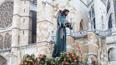 Miles de leoneses acompañan al Cristo del Gran Poder en una tarde de fervor. Fotos: Isaac Llamazares.