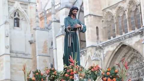 Miles de leoneses acompañan al Cristo del Gran Poder en una tarde de fervor. Fotos: Isaac Llamazares.