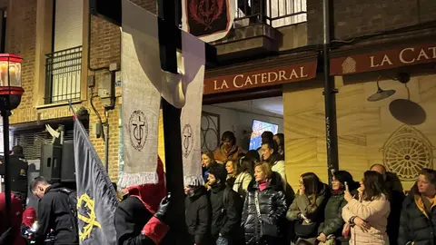 El Santo Cristo de la Redención ilumina la noche leonesa con devoción. Fotos: S. García