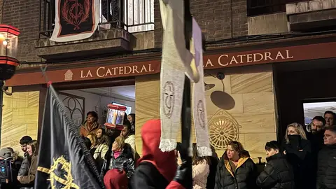 El Santo Cristo de la Redención ilumina la noche leonesa con devoción. Fotos: S. García