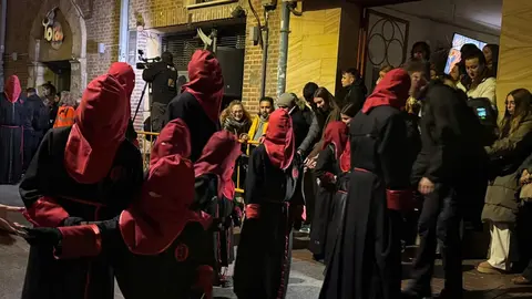El Santo Cristo de la Redención ilumina la noche leonesa con devoción. Fotos: S. García