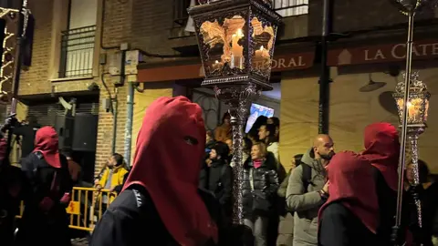 El Santo Cristo de la Redención ilumina la noche leonesa con devoción. Fotos: S. García