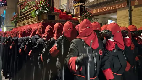 El Santo Cristo de la Redención ilumina la noche leonesa con devoción. Fotos: S. García