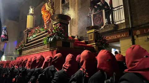El Santo Cristo de la Redención ilumina la noche leonesa con devoción. Fotos: S. García