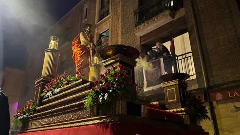 El Santo Cristo de la Redención ilumina la noche leonesa con devoción. Fotos: S. García