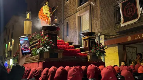 El Santo Cristo de la Redención ilumina la noche leonesa con devoción. Fotos: S. García