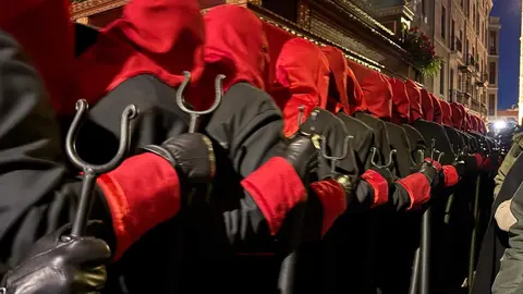 El Santo Cristo de la Redención ilumina la noche leonesa con devoción. Fotos: S. García