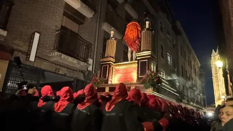 El Santo Cristo de la Redención ilumina la noche leonesa con devoción. Fotos: S. García
