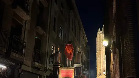 El Santo Cristo de la Redención ilumina la noche leonesa con devoción. Fotos: S. García