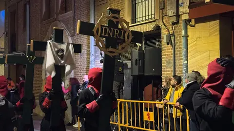 El Santo Cristo de la Redención ilumina la noche leonesa con devoción. Fotos: S. García