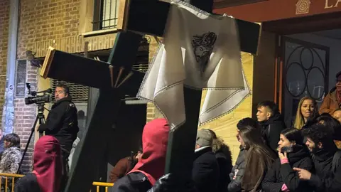 El Santo Cristo de la Redención ilumina la noche leonesa con devoción. Fotos: S. García