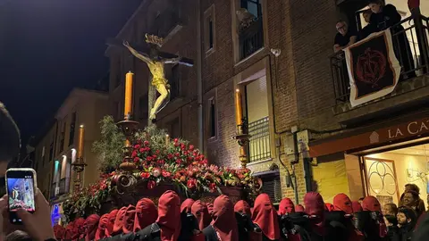 El Santo Cristo de la Redención ilumina la noche leonesa con devoción. Fotos: S. García