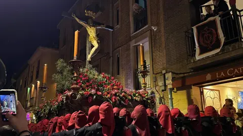 El Santo Cristo de la Redención ilumina la noche leonesa con devoción. Fotos: S. García