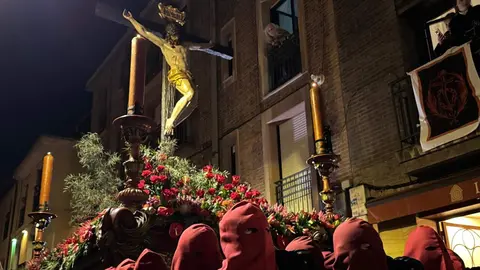 El Santo Cristo de la Redención ilumina la noche leonesa con devoción. Fotos: S. García