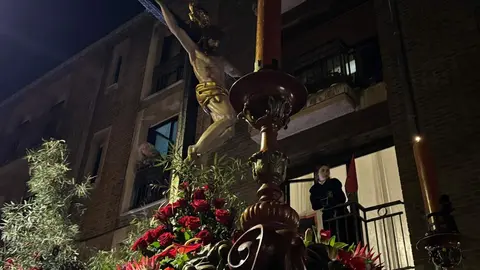 El Santo Cristo de la Redención ilumina la noche leonesa con devoción. Fotos: S. García