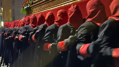 El Santo Cristo de la Redención ilumina la noche leonesa con devoción. Fotos: S. García