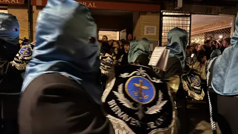 El Santo Cristo de la Redención ilumina la noche leonesa con devoción. Fotos: S. García