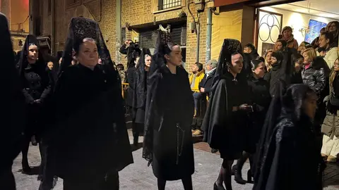 El Santo Cristo de la Redención ilumina la noche leonesa con devoción. Fotos: S. García