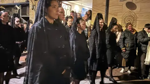 El Santo Cristo de la Redención ilumina la noche leonesa con devoción. Fotos: S. García