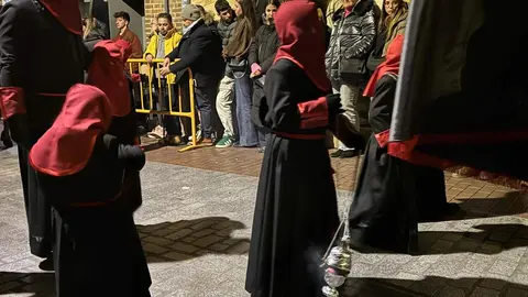El Santo Cristo de la Redención ilumina la noche leonesa con devoción. Fotos: S. García