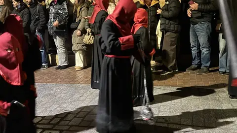 El Santo Cristo de la Redención ilumina la noche leonesa con devoción. Fotos: S. García