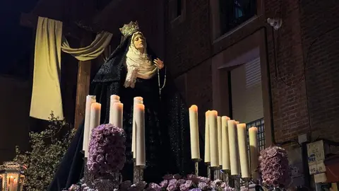 El Santo Cristo de la Redención ilumina la noche leonesa con devoción. Fotos: S. García
