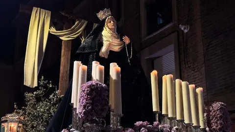 El Santo Cristo de la Redención ilumina la noche leonesa con devoción. Fotos: S. García